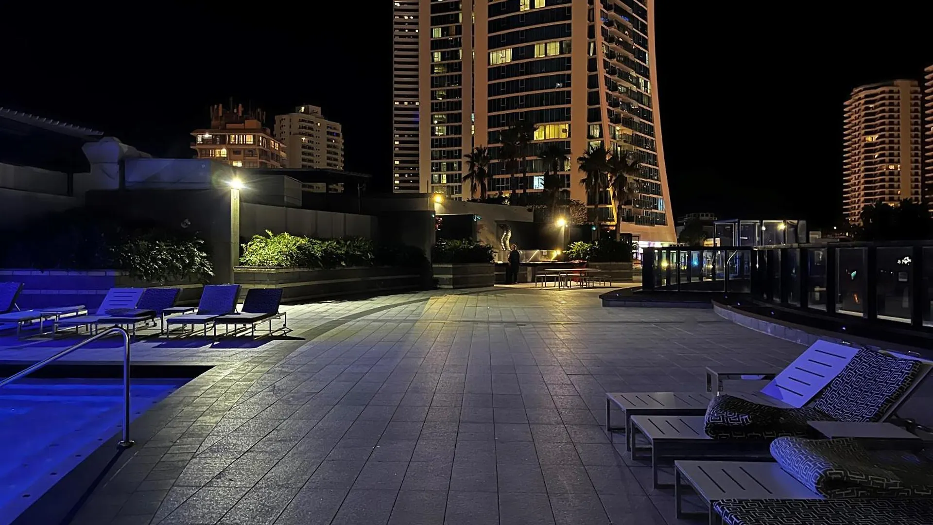Daire Circle On Cavil Holidays Gold Coast